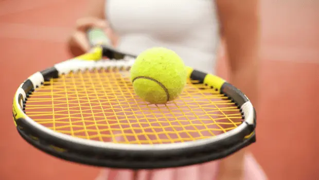 tennisboll på racket